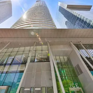 Entire 1 Bedroom + Den Downtown Apartment